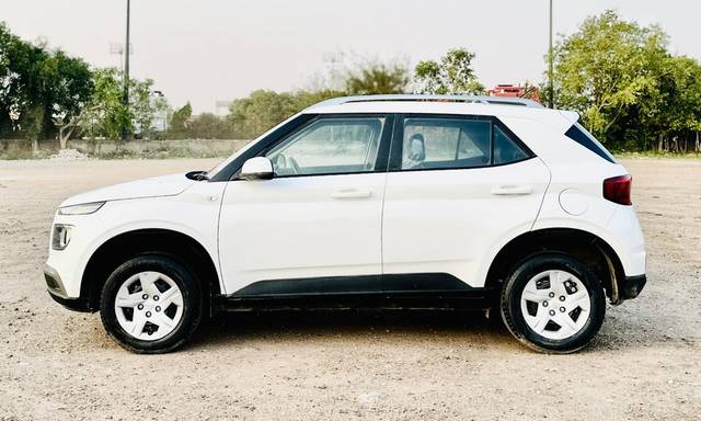 https://images10.gaadi.com/usedcar_image/4608750/original/f96e52ca2576605c378751915af1b70c.jpg?imwidth=6402