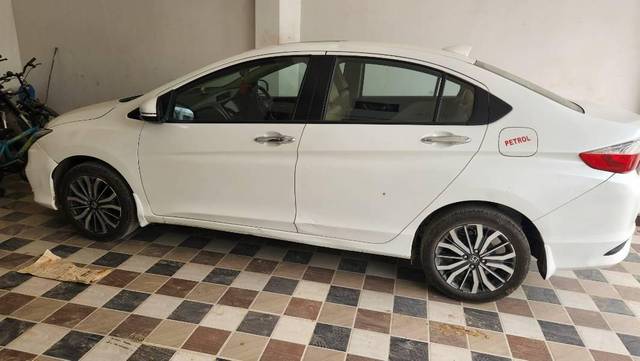 https://images10.gaadi.com/usedcar_image/4608762/original/processed_37971808-8235-4eb0-8546-180056b9459c.jpg?imwidth=6402