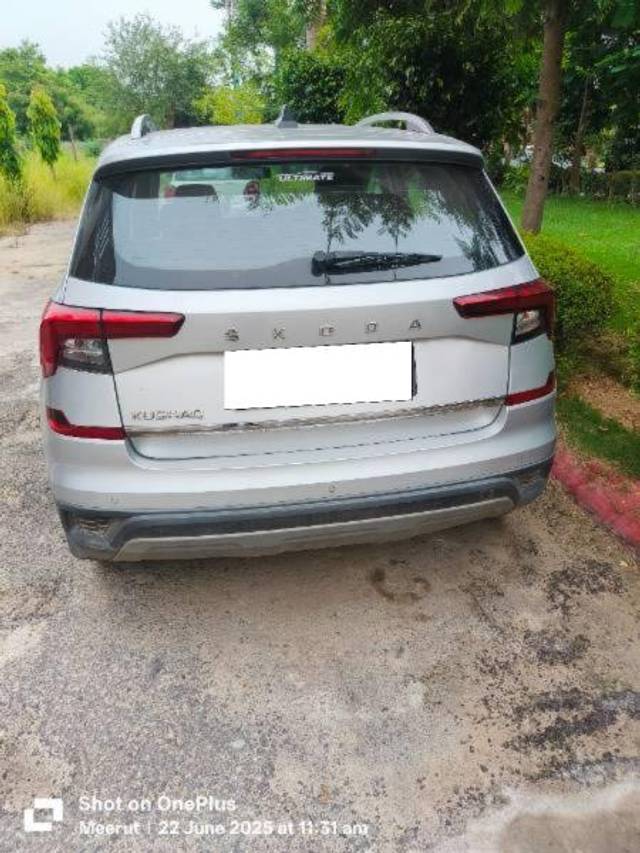 https://images10.gaadi.com/usedcar_image/4609304/original/processed_a4e1767d-ec0e-4e21-a98f-b4fefd34f593.jpg?imwidth=6402