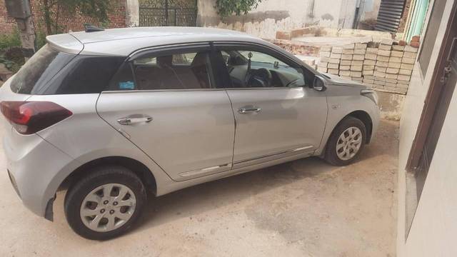 https://images10.gaadi.com/usedcar_image/4609462/original/processed_3023b931-d094-4c3b-b76b-20335a5eba32.jpg?imwidth=6402