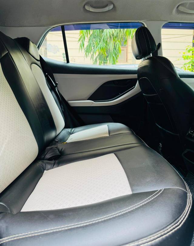 https://images10.gaadi.com/usedcar_image/4609497/original/0b7d143127bc201fbdd3f90e4096dacf.jpg?imwidth=6402