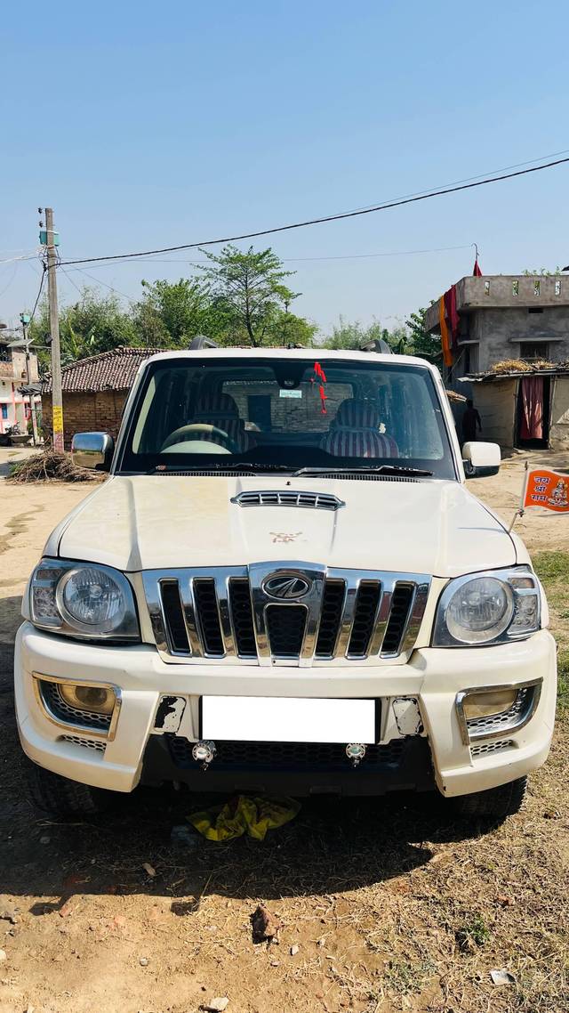 https://images10.gaadi.com/usedcar_image/4609544/original/processed_7a1b7c548e854a85c7fbc23518b9be07.jpg?imwidth=6400