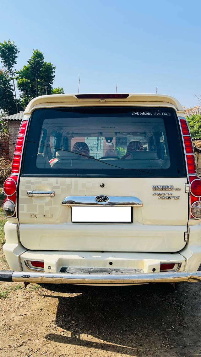 https://images10.gaadi.com/usedcar_image/4609544/original/processed_9014c403eca77dc8d5744d9f63d86b85.jpg?imwidth=6402