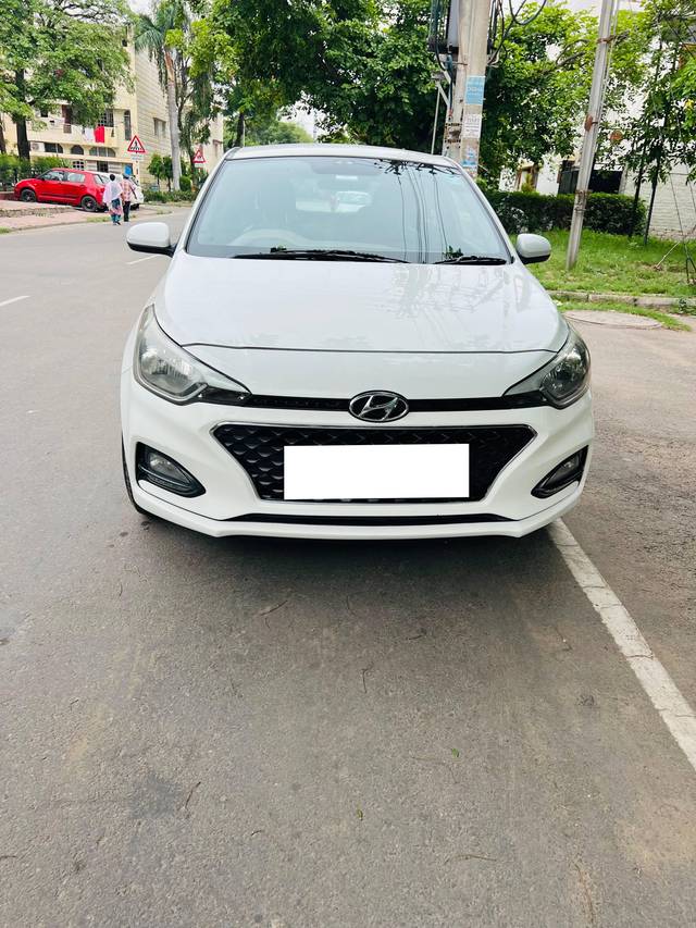https://images10.gaadi.com/usedcar_image/4609552/original/processed_0e38ea4c-2bd9-4223-86f3-9f0fb3b28398.jpg?imwidth=6400