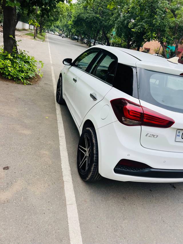 https://images10.gaadi.com/usedcar_image/4609552/original/processed_5cc79348-76a7-4291-ae48-359f6ee0a162.jpg?imwidth=6402