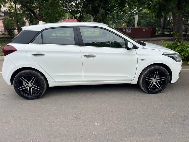 https://images10.gaadi.com/usedcar_image/4609552/original/processed_c7a700d2-691d-4e5f-8711-20ea82097695.jpg?imwidth=6401