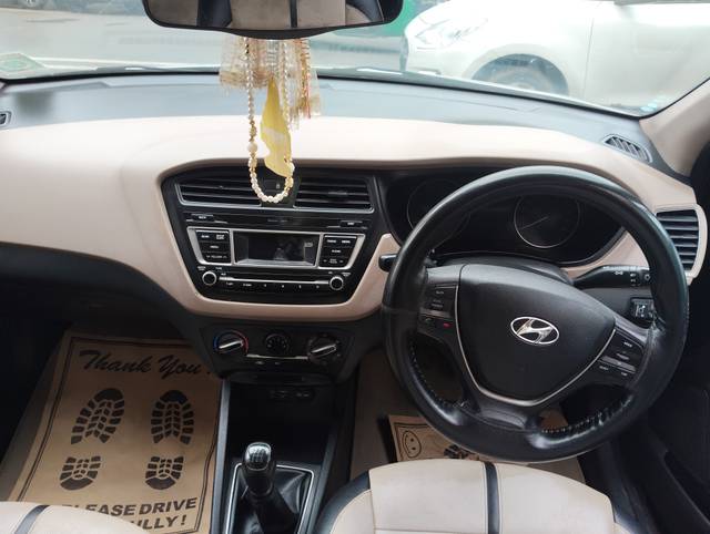 https://images10.gaadi.com/usedcar_image/4609566/original/bf6e48bd640424507f9fa7ba059b7326.jpg?imwidth=6402