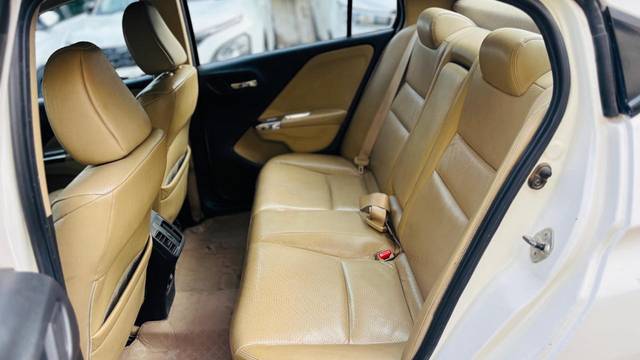 https://images10.gaadi.com/usedcar_image/4609663/original/2ebbc96851b2af5a442c4be85d42ce8e.jpg?imwidth=6402