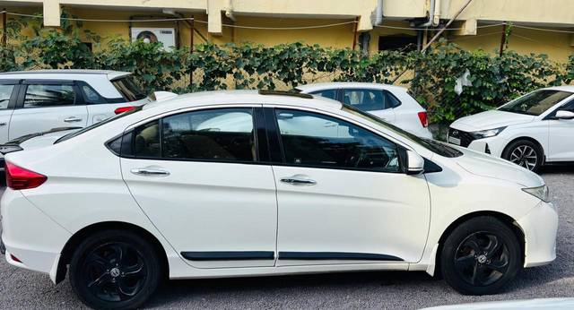 https://images10.gaadi.com/usedcar_image/4609663/original/4b8339f9d89a59a50bb2f5afe22a07e9.jpg?imwidth=6401