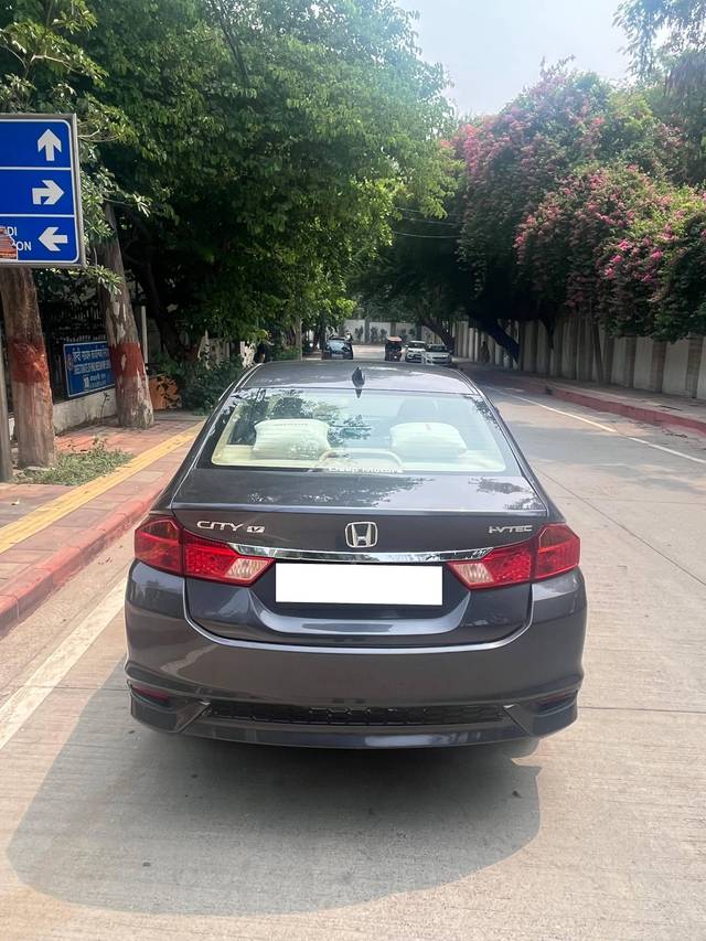 https://images10.gaadi.com/usedcar_image/4609685/original/processed_017c6470-8bfd-40b5-b720-c105e8e82732.jpg?imwidth=6402