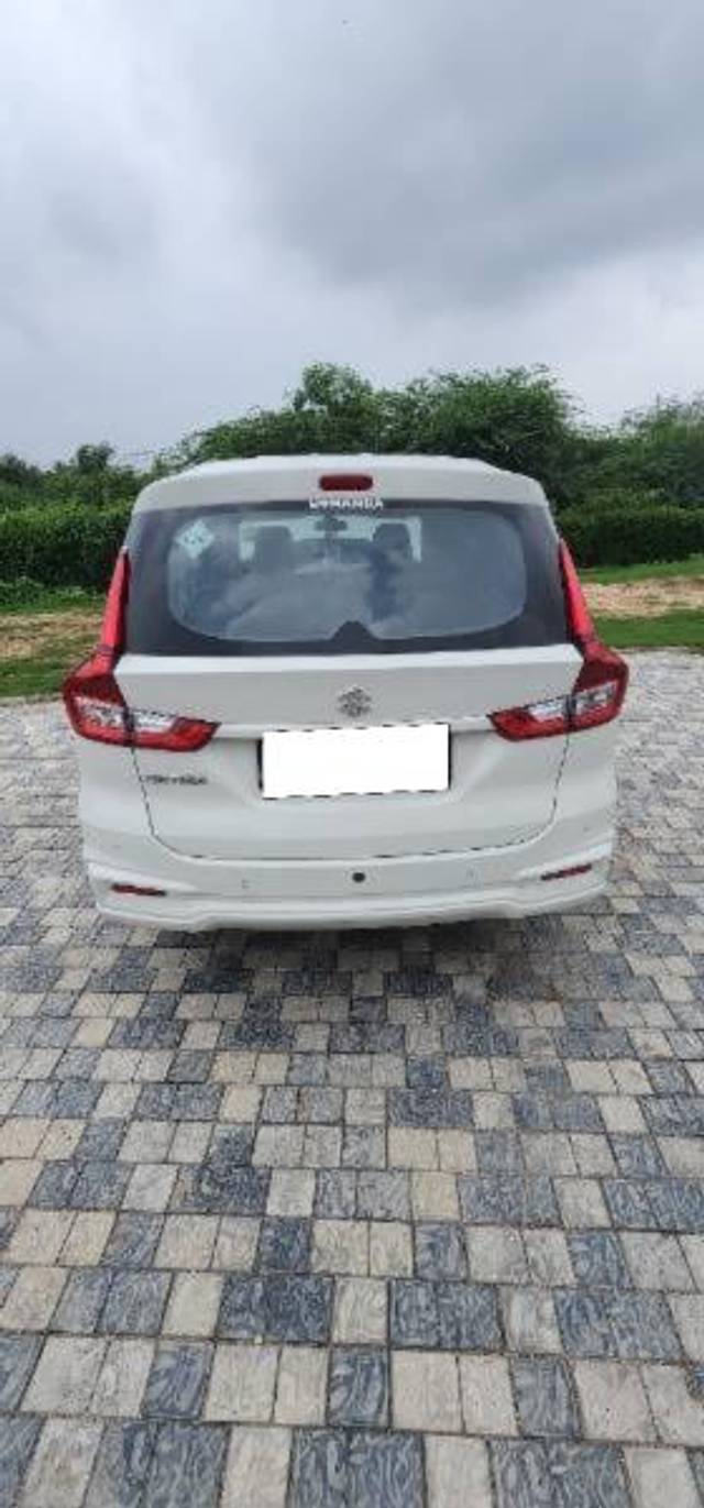 https://images10.gaadi.com/usedcar_image/4609706/original/processed_fdb59524-cc9f-4317-a352-02873937583b.jpg?imwidth=6401