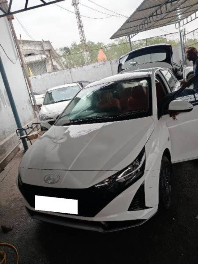 https://images10.gaadi.com/usedcar_image/4609750/original/processed_26d06ef2-f66d-4469-b8a3-56e9ffc24427.jpg?imwidth=6401