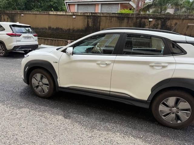 https://images10.gaadi.com/usedcar_image/4609871/original/processed_b3880e66-9fbe-48ed-8baf-b74d87d7634d.jpeg?imwidth=6402