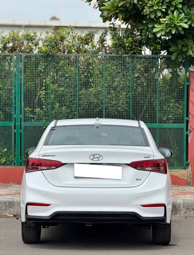 https://images10.gaadi.com/usedcar_image/4609884/original/processed_00871e9e3a6fb431d78680f67102555d.jpg?imwidth=6402