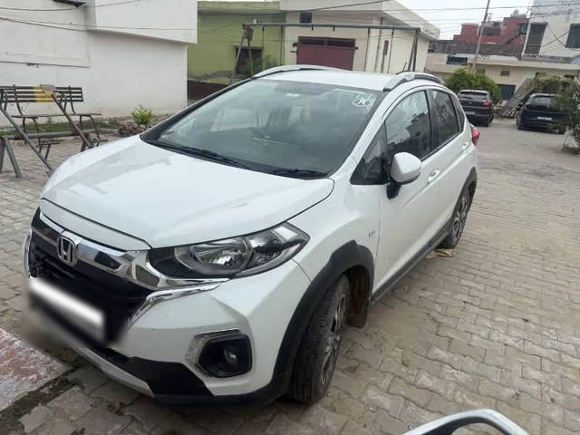 https://images10.gaadi.com/usedcar_image/4610053/original/8e6f1e66-fd9f-45b2-a0d5-af25aabfc78b.png?imwidth=6400