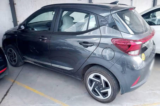 https://images10.gaadi.com/usedcar_image/4610055/original/b48c12d6-8874-430e-937b-d92e873e8a83.png?imwidth=6402