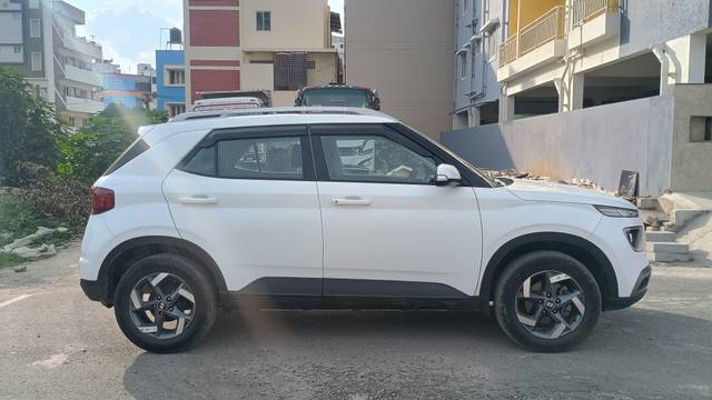 https://images10.gaadi.com/usedcar_image/4610058/original/processed_06b72ef97a2af7e89f4efb58230b5280.jpg?imwidth=6401
