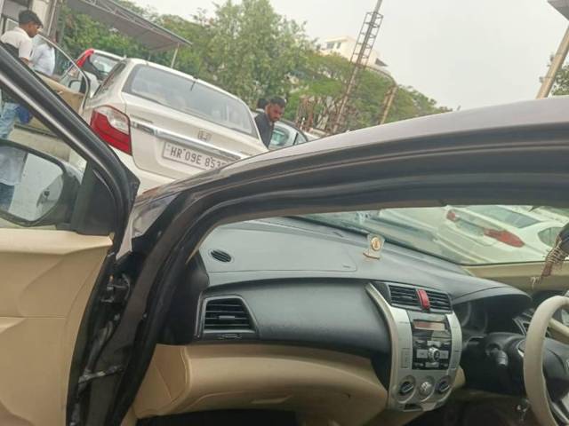 https://images10.gaadi.com/usedcar_image/4610221/original/processed_ef35e558-6186-4e9c-b333-fad7f7cd2df4.jpg?imwidth=6402