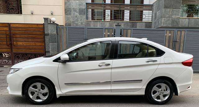 https://images10.gaadi.com/usedcar_image/4610294/original/fc72cf28d6ae389b285d7a2c4caee811.jpg?imwidth=6402