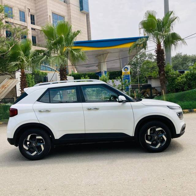 https://images10.gaadi.com/usedcar_image/4610321/original/processed_706b9eda12762296a0c48080be3da3bc.jpg?imwidth=6401