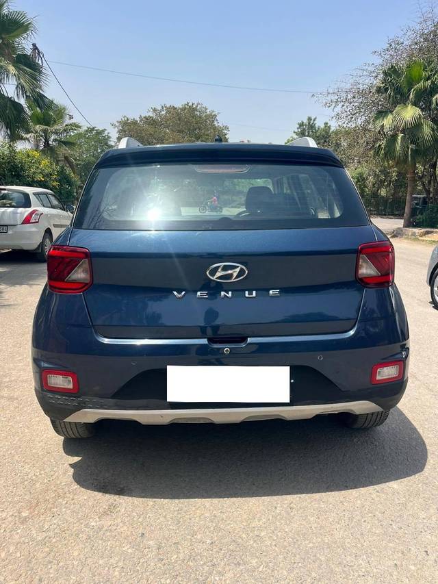 https://images10.gaadi.com/usedcar_image/4610325/original/processed_86d81a9ff61aaa942516bfbed0a912d4.jpg?imwidth=6402