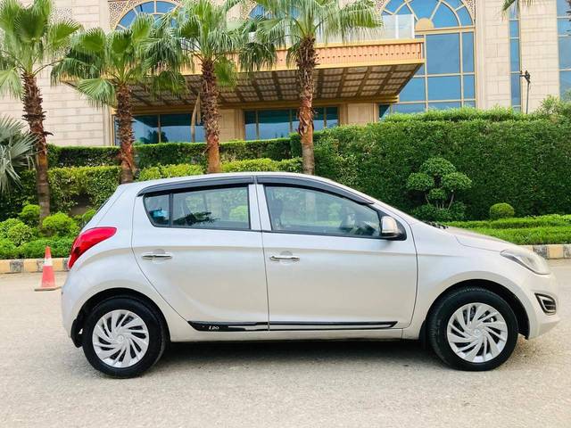 https://images10.gaadi.com/usedcar_image/4610338/original/processed_d02f08d02e6becfde021cac49b4c867d.jpg?imwidth=6401
