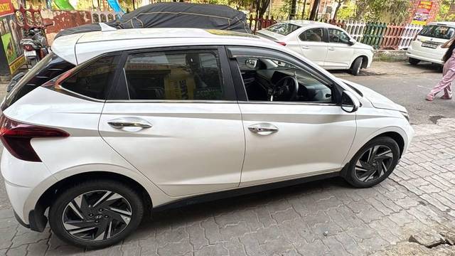 https://images10.gaadi.com/usedcar_image/4610601/original/processed_315dedb7-c3ff-419b-b94e-a6ff880ca039.jpeg?imwidth=6402