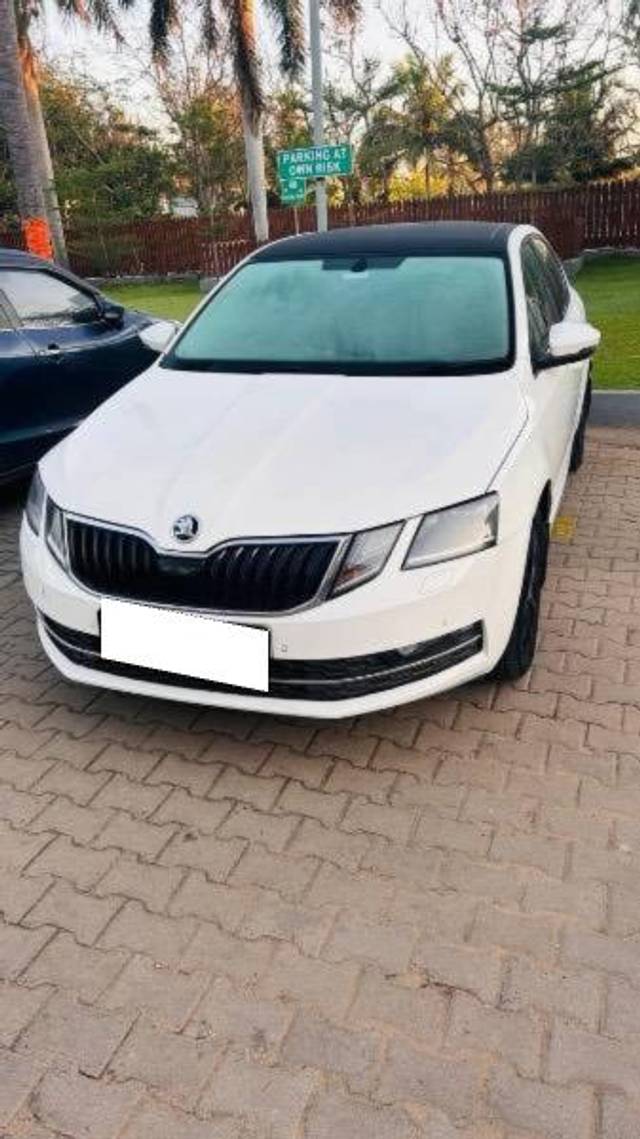 https://images10.gaadi.com/usedcar_image/4611013/original/processed_23636c97-359b-4815-8738-2a2a538daf2c.jpeg?imwidth=6401