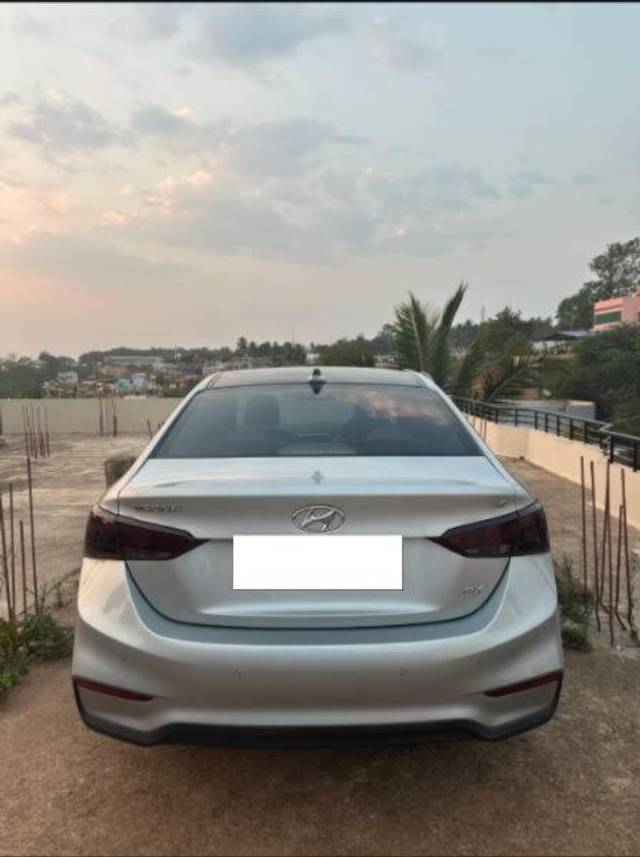 https://images10.gaadi.com/usedcar_image/4611037/original/processed_a683a131-5821-4beb-828a-29aceea065d5.jpg?imwidth=6401