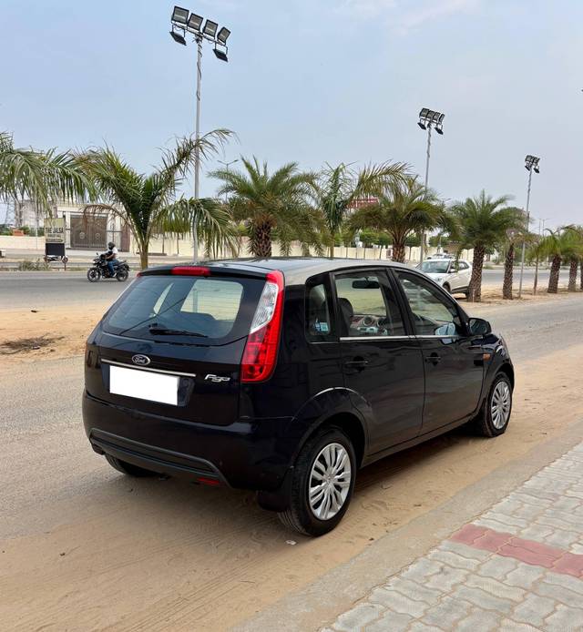 https://images10.gaadi.com/usedcar_image/4611151/original/processed_e2493eb0-645e-481b-9261-c671a996c1a6.jpg?imwidth=6402