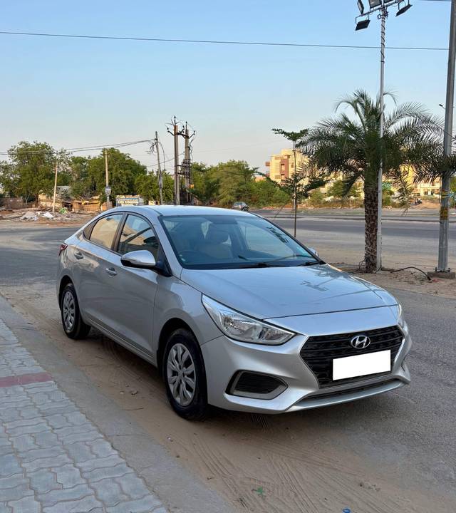 https://images10.gaadi.com/usedcar_image/4611154/original/processed_74f39ed3-1647-4342-ba3b-0801a192f64e.jpg?imwidth=6400
