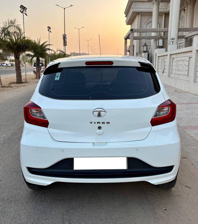 https://images10.gaadi.com/usedcar_image/4611167/original/processed_0752441d-bff6-4f92-8a2c-311d182ae7dd.jpg?imwidth=6402