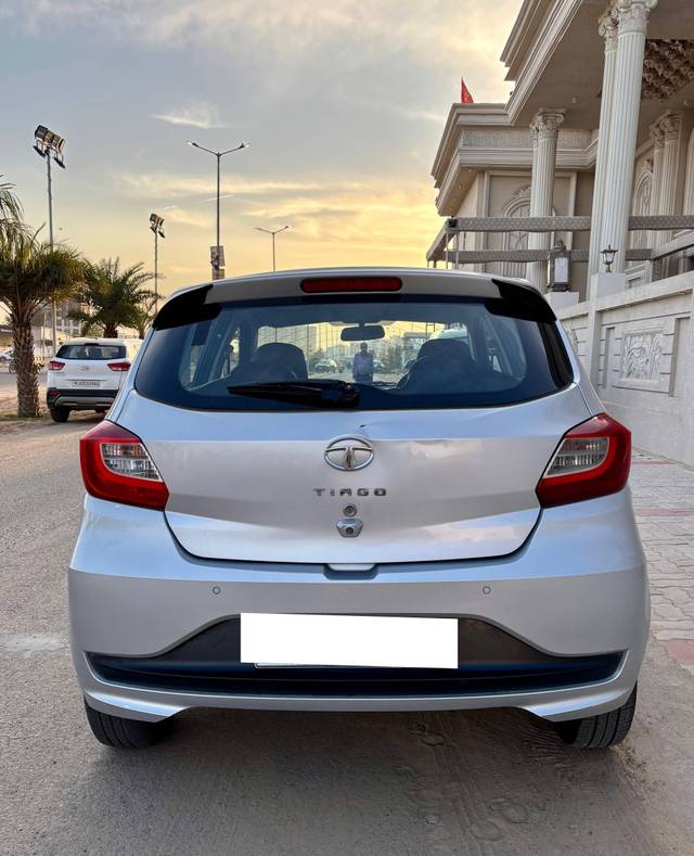https://images10.gaadi.com/usedcar_image/4611173/original/processed_67d05a49-1d3d-4d9a-aa57-0d9faade62f1.jpg?imwidth=6402