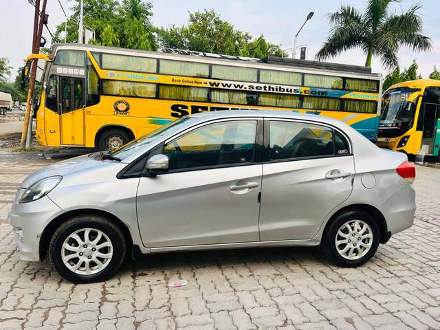 https://images10.gaadi.com/usedcar_image/4611175/original/processed_37261e9f234c9989eb3e74d74cf9c11a.jpg?imwidth=6402