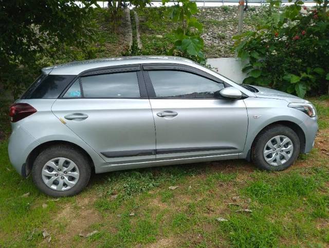 https://images10.gaadi.com/usedcar_image/4611184/original/processed_008d9630-e2fb-4319-8130-914a43d62dbb.jpg?imwidth=6401