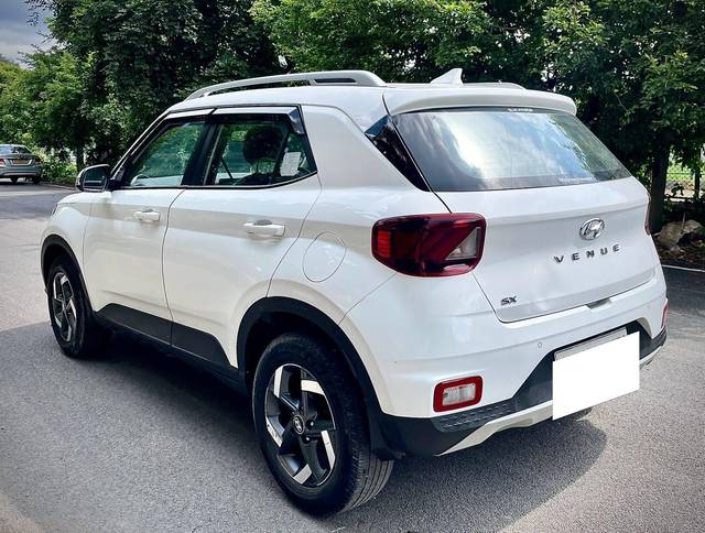 https://images10.gaadi.com/usedcar_image/4611258/original/processed_5c4f6e43e06ade6f924b0c76cf43c975.jpg?imwidth=6402