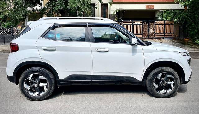 https://images10.gaadi.com/usedcar_image/4611258/original/processed_b3083285faf8a3aeabe3058a064c2ef3.jpg?imwidth=6401