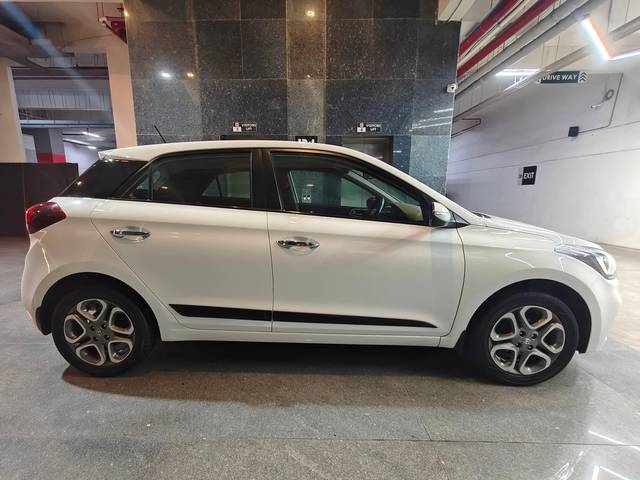https://images10.gaadi.com/usedcar_image/4611298/original/processed_83fc51343a1e8a3f983eb7cde3aa292e.jpg?imwidth=6401