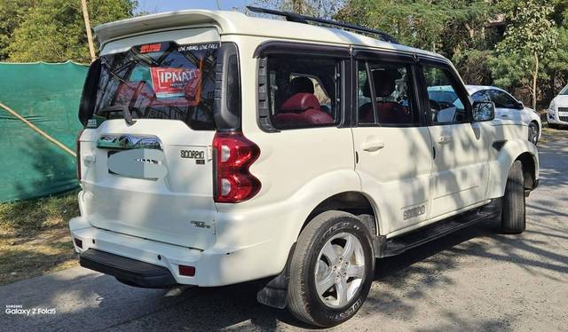 https://images10.gaadi.com/usedcar_image/4611367/original/processed_978e00706e54bc99cddddcd9b4ee3b41.jpeg?imwidth=6401