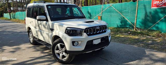 https://images10.gaadi.com/usedcar_image/4611367/original/processed_d584dbb870547f0d8abb987c385261c1.jpeg?imwidth=6400