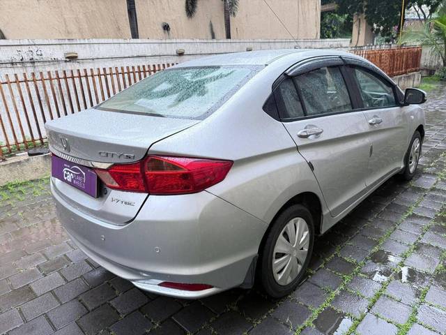 https://images10.gaadi.com/usedcar_image/4611421/original/processed_b5c73c82daf02111b1413e4435df051a.jpg?imwidth=6401
