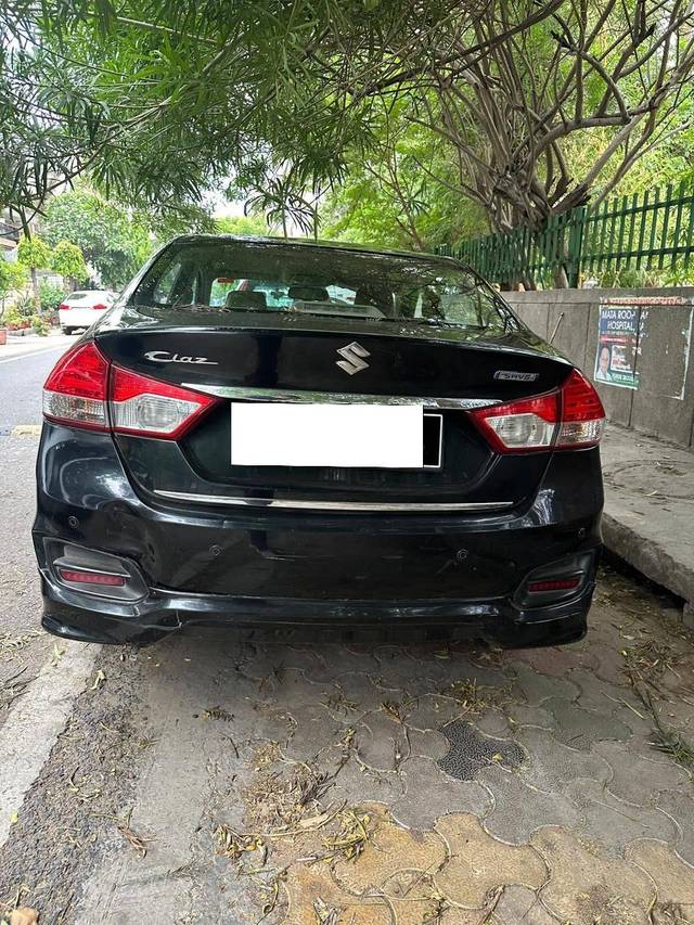 https://images10.gaadi.com/usedcar_image/4611504/original/processed_1c7ce99da2ca3d0cd8fc87402c4bf8c5.jpg?imwidth=6402
