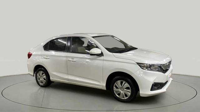 https://images10.gaadi.com/usedcar_image/4611620/original/c3eb88cba3960142370b44d9974ca6aa.jpg?imwidth=6400