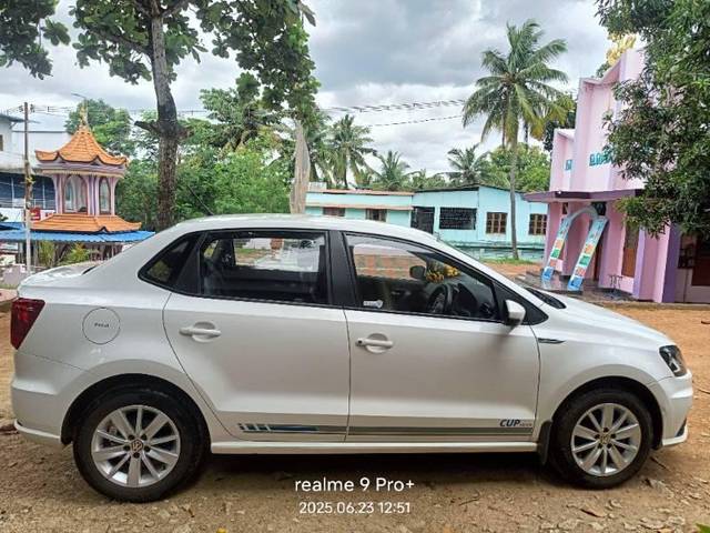 https://images10.gaadi.com/usedcar_image/4611626/original/processed_04b8eb32-84e6-4222-98cb-f9e2ed4c64ac.jpg?imwidth=6402