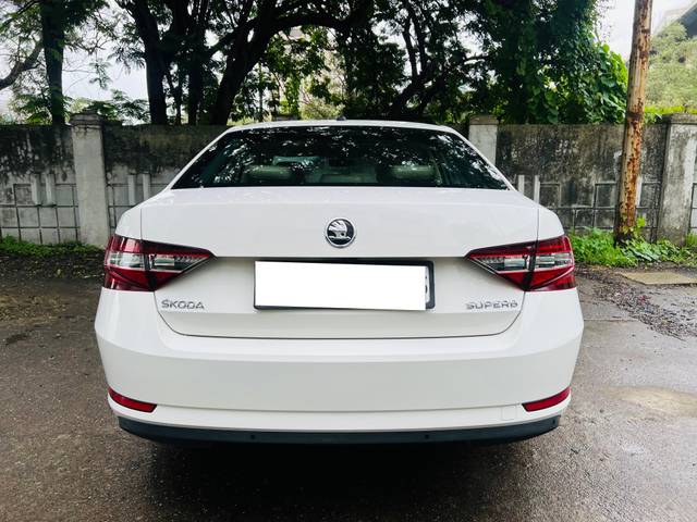 https://images10.gaadi.com/usedcar_image/4611747/original/processed_86bf67ffea1b8d057df2b766606824ff.jpg?imwidth=6402