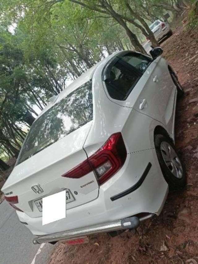 https://images10.gaadi.com/usedcar_image/4611777/original/processed_2ad67836-fe56-4205-b066-fe2312186131.jpg?imwidth=6401