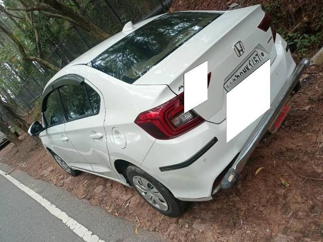https://images10.gaadi.com/usedcar_image/4611777/original/processed_b148ac76-d061-42b7-8505-e1a60dc34b73.jpg?imwidth=6402