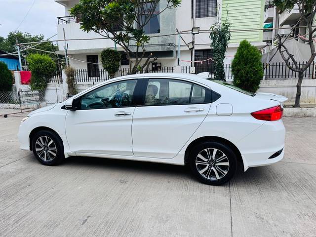 https://images10.gaadi.com/usedcar_image/4611799/original/processed_1c210829-c652-412c-92ad-57176dd69333.jpg?imwidth=6401