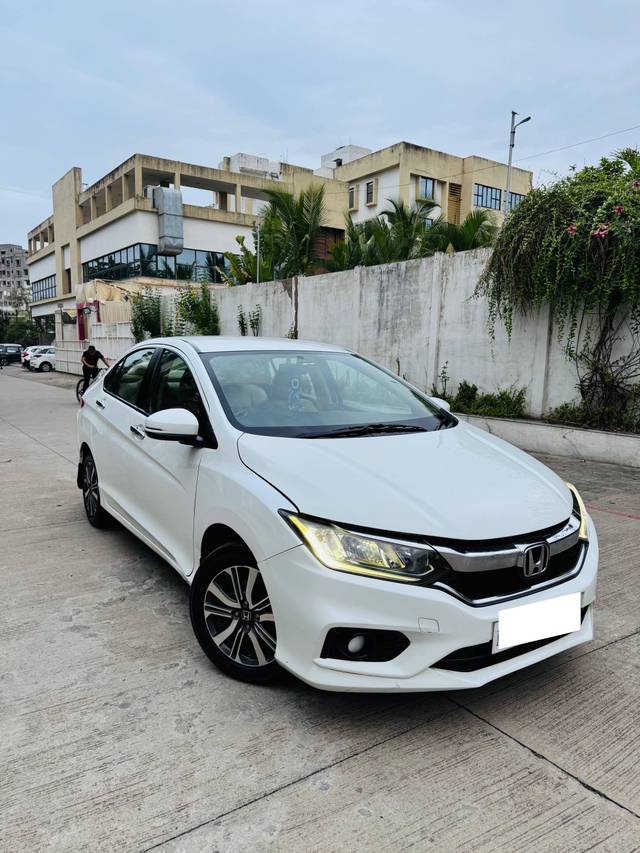 https://images10.gaadi.com/usedcar_image/4611799/original/processed_6e5576b7-450e-4976-afed-a1f7b49f1470.jpg?imwidth=6400