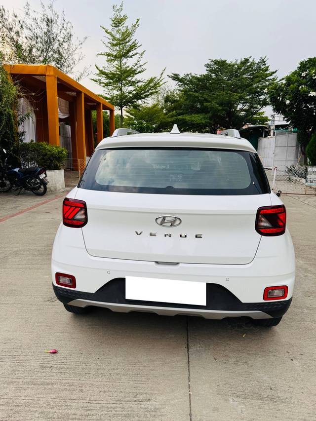 https://images10.gaadi.com/usedcar_image/4611810/original/processed_4ab264c5-0bf1-4842-9b09-08821dc469d7.jpg?imwidth=6402